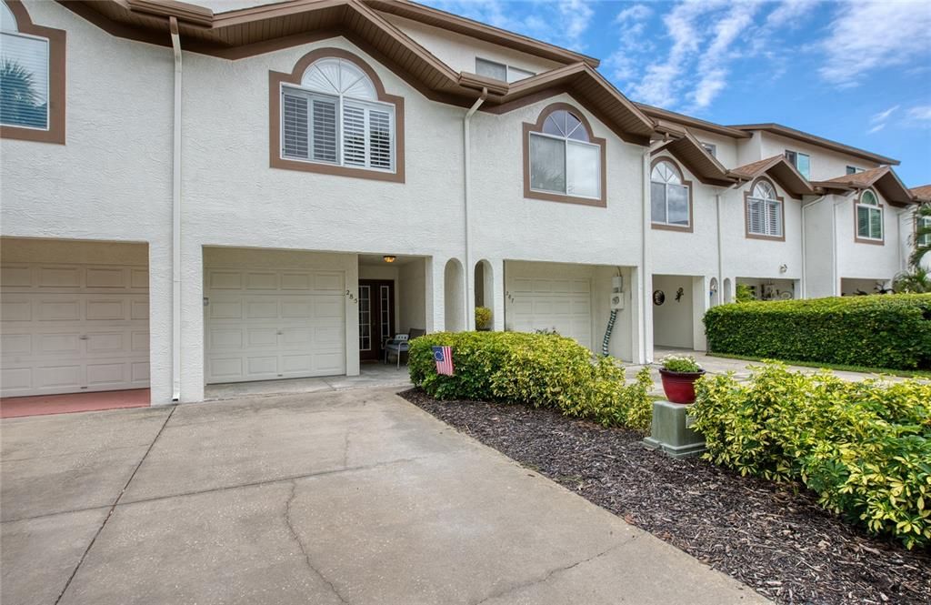 For Sale: $450,000 (3 beds, 3 baths, 1585 Square Feet)