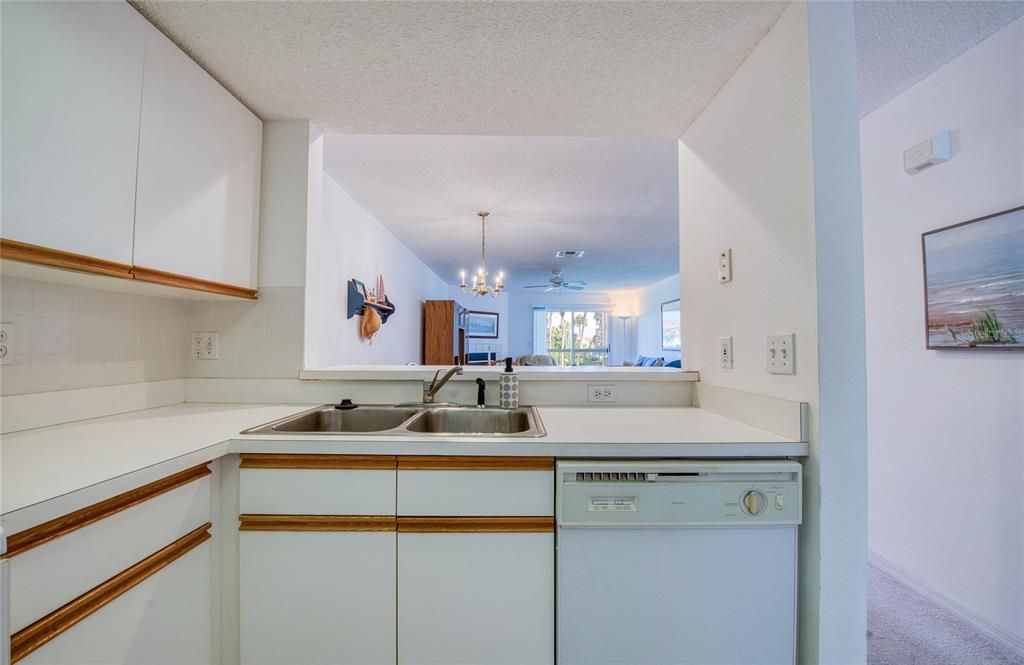 For Sale: $450,000 (3 beds, 3 baths, 1585 Square Feet)