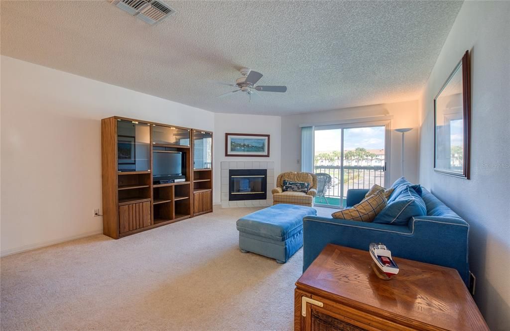 For Sale: $450,000 (3 beds, 3 baths, 1585 Square Feet)