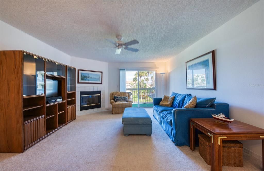 For Sale: $450,000 (3 beds, 3 baths, 1585 Square Feet)