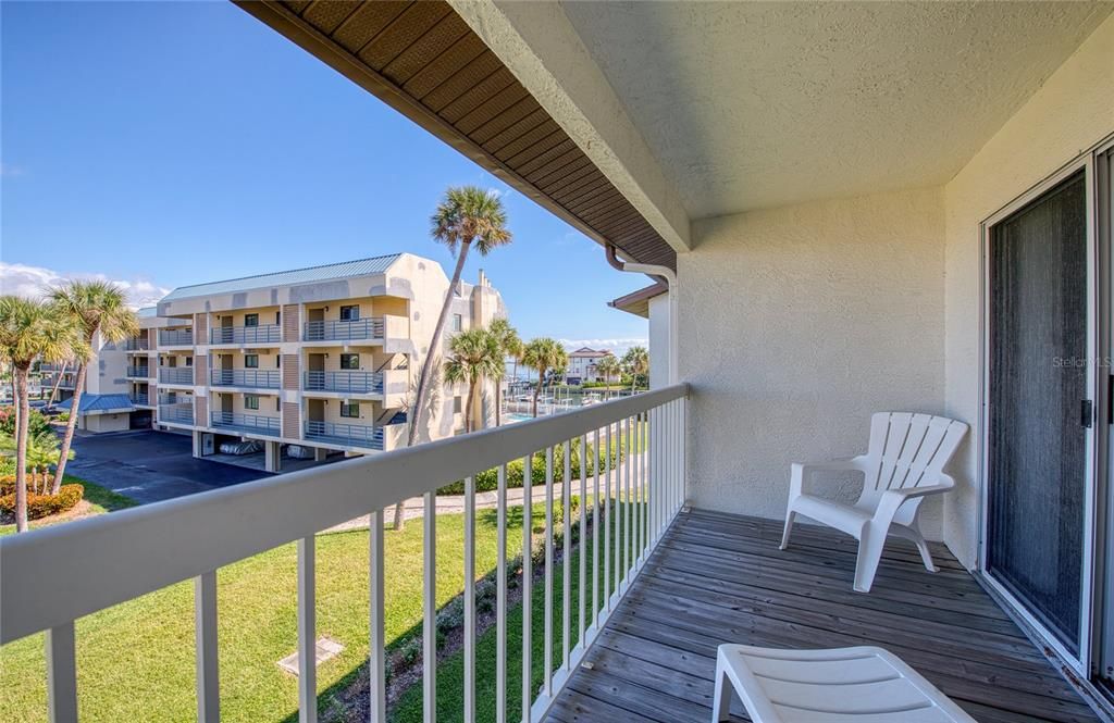 For Sale: $450,000 (3 beds, 3 baths, 1585 Square Feet)