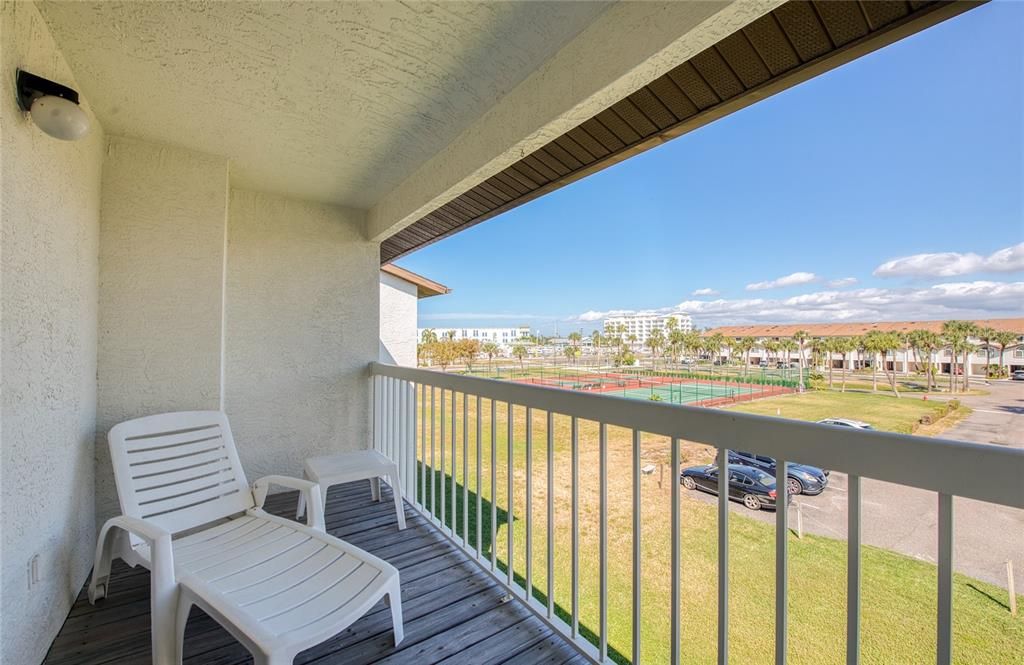 For Sale: $450,000 (3 beds, 3 baths, 1585 Square Feet)