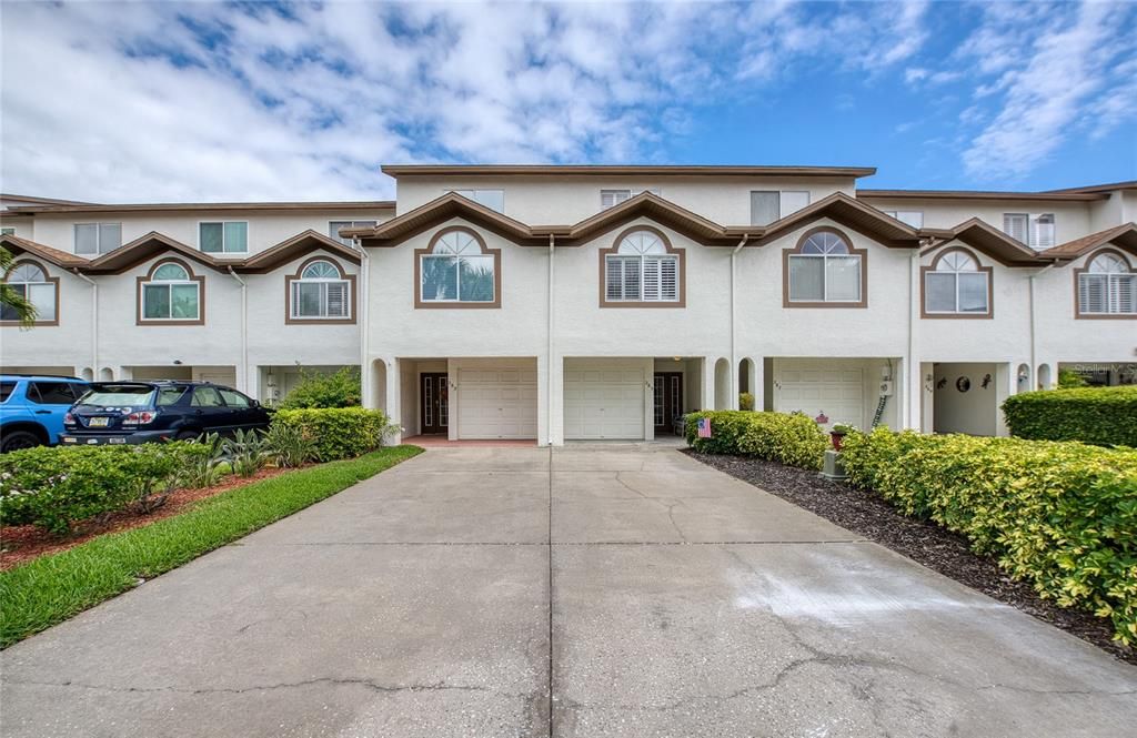 For Sale: $450,000 (3 beds, 3 baths, 1585 Square Feet)