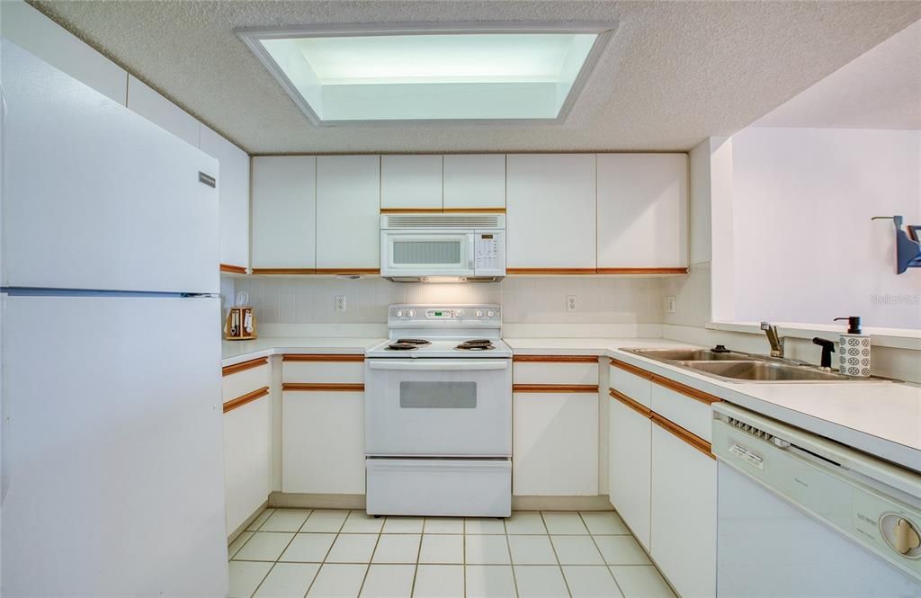 For Sale: $450,000 (3 beds, 3 baths, 1585 Square Feet)