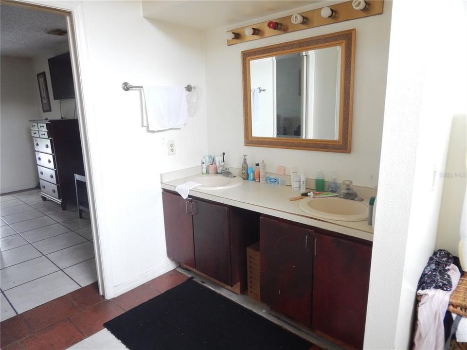 En Venta: $370,000 (4 camas, 2 baños, 1827 Pies cuadrados)