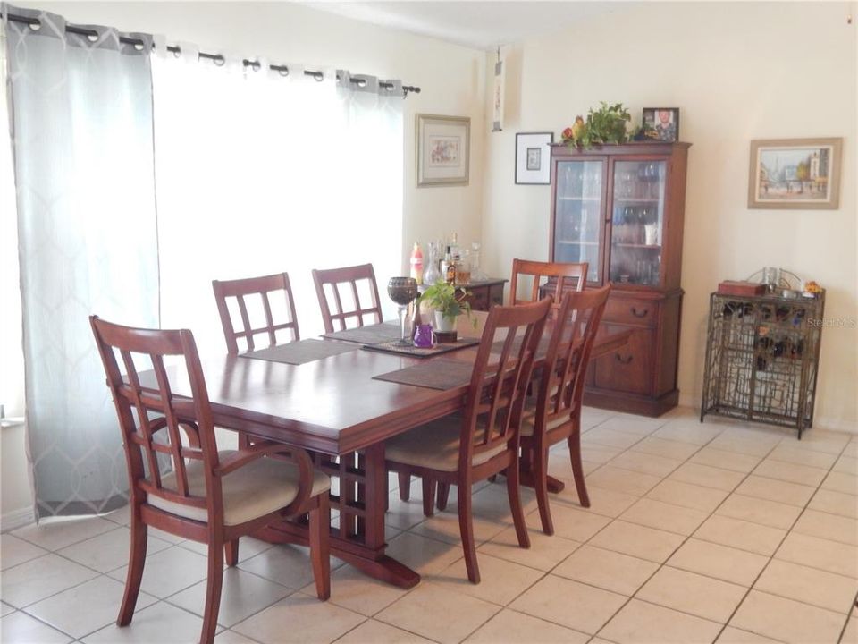 En Venta: $370,000 (4 camas, 2 baños, 1827 Pies cuadrados)