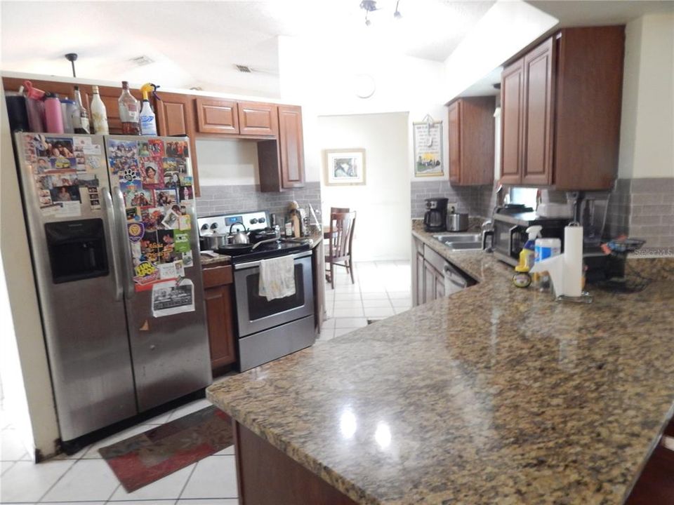 En Venta: $370,000 (4 camas, 2 baños, 1827 Pies cuadrados)