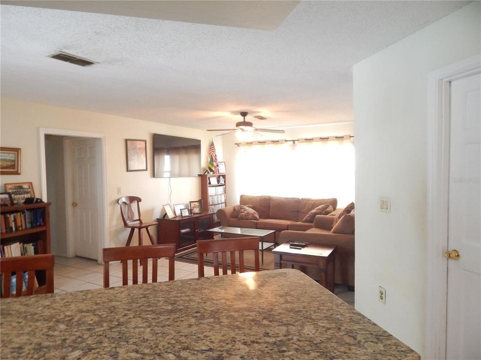 En Venta: $370,000 (4 camas, 2 baños, 1827 Pies cuadrados)