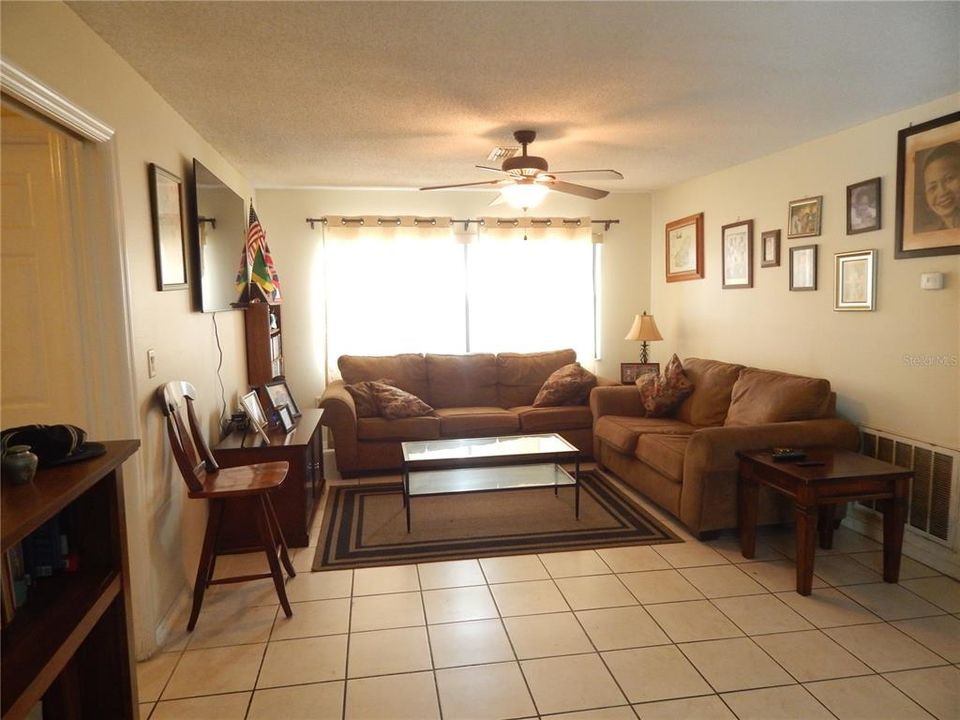 En Venta: $370,000 (4 camas, 2 baños, 1827 Pies cuadrados)