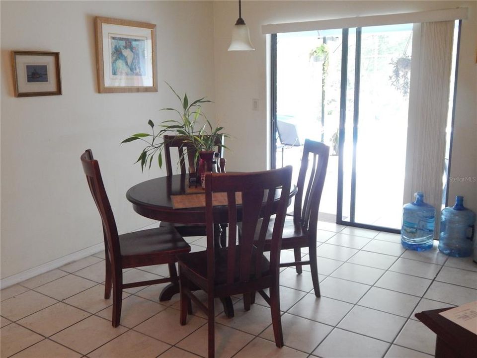 En Venta: $370,000 (4 camas, 2 baños, 1827 Pies cuadrados)