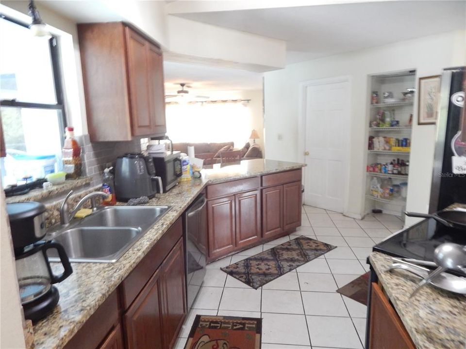 En Venta: $370,000 (4 camas, 2 baños, 1827 Pies cuadrados)