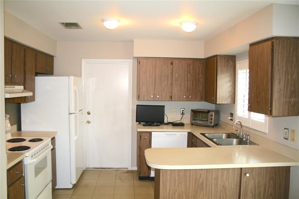 合同活跃: $300,000 (2 贝兹, 1 浴室, 858 平方英尺)