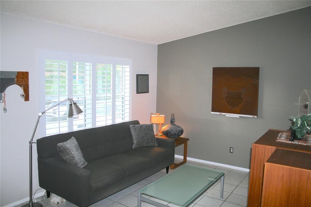 合同活跃: $300,000 (2 贝兹, 1 浴室, 858 平方英尺)