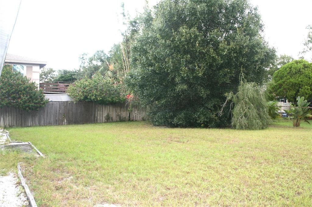 合同活跃: $300,000 (2 贝兹, 1 浴室, 858 平方英尺)