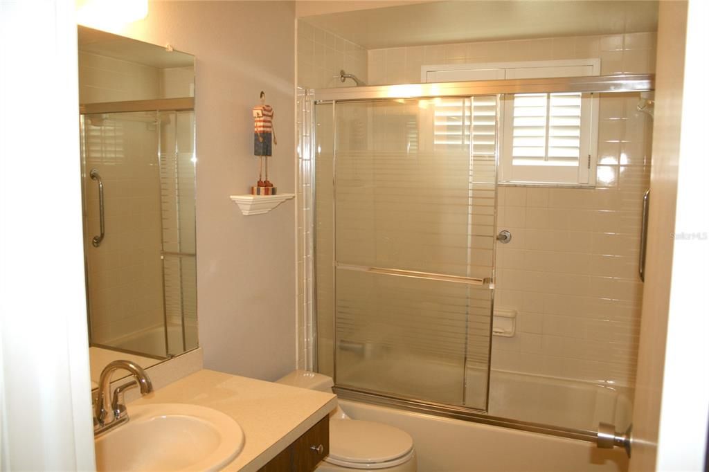 合同活跃: $300,000 (2 贝兹, 1 浴室, 858 平方英尺)