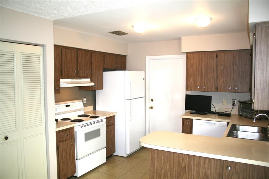 合同活跃: $300,000 (2 贝兹, 1 浴室, 858 平方英尺)