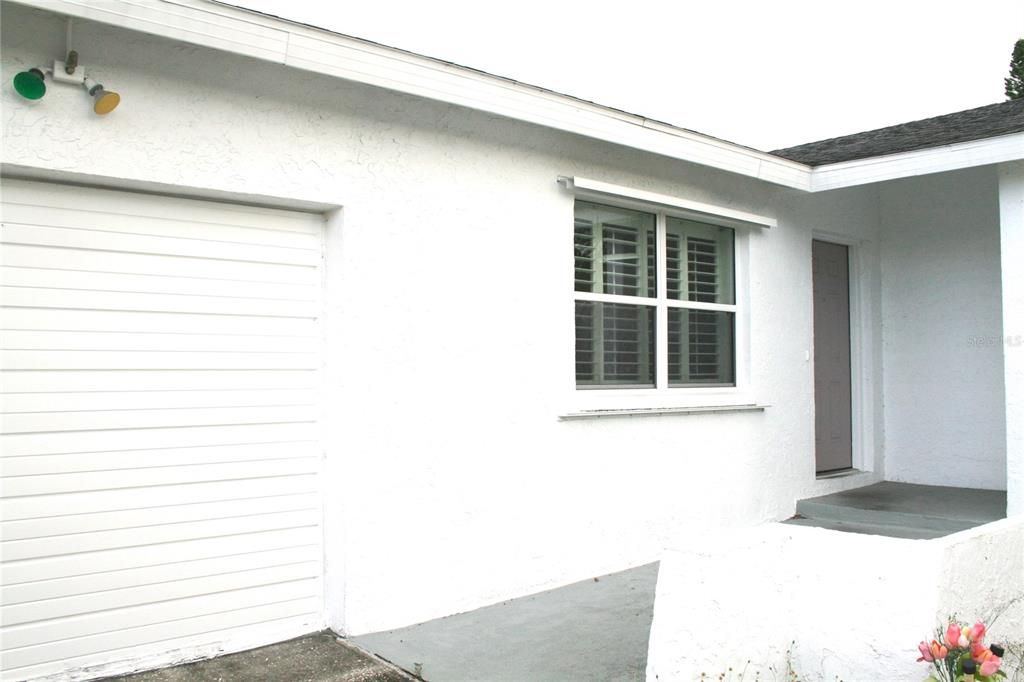 合同活跃: $300,000 (2 贝兹, 1 浴室, 858 平方英尺)