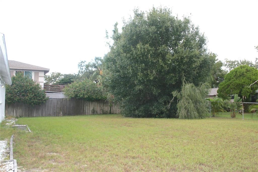 合同活跃: $300,000 (2 贝兹, 1 浴室, 858 平方英尺)