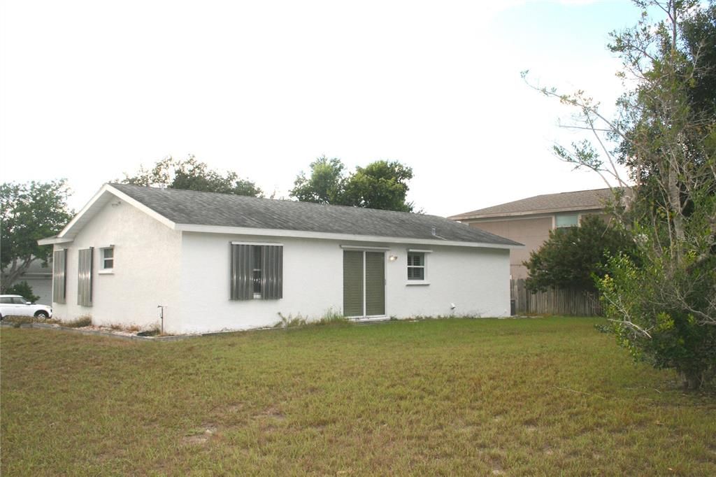 合同活跃: $300,000 (2 贝兹, 1 浴室, 858 平方英尺)