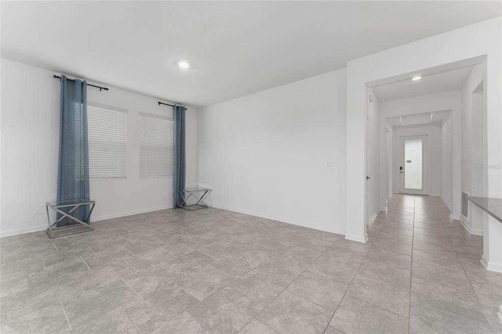 出租: $2,500 (4 贝兹, 3 浴室, 1971 平方英尺)