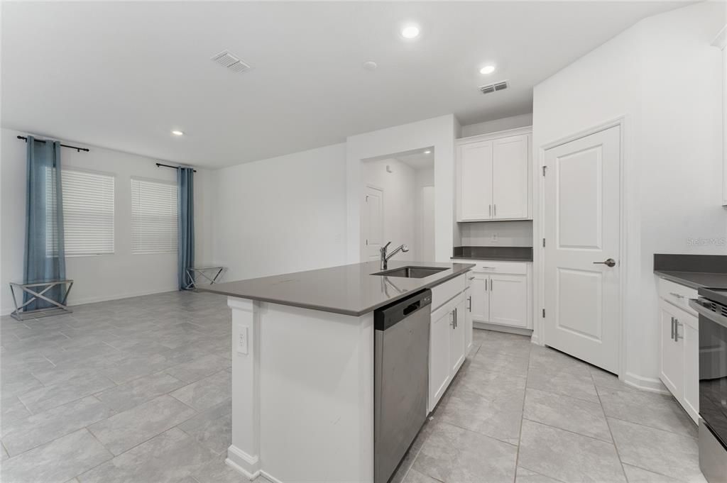 出租: $2,500 (4 贝兹, 3 浴室, 1971 平方英尺)