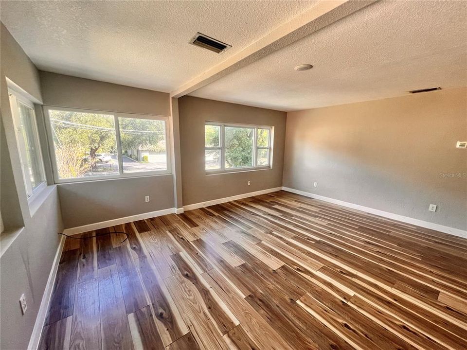 Active With Contract: $1,650 (2 beds, 1 baths, 1000 Square Feet)