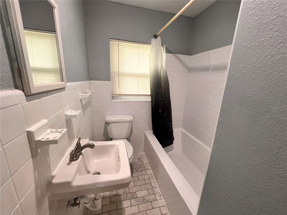 Active With Contract: $1,650 (2 beds, 1 baths, 1000 Square Feet)
