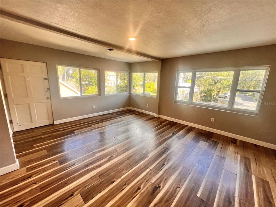 Active With Contract: $1,650 (2 beds, 1 baths, 1000 Square Feet)