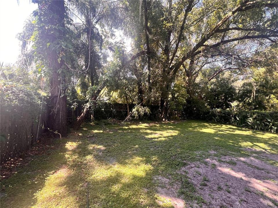 Active With Contract: $1,650 (2 beds, 1 baths, 1000 Square Feet)