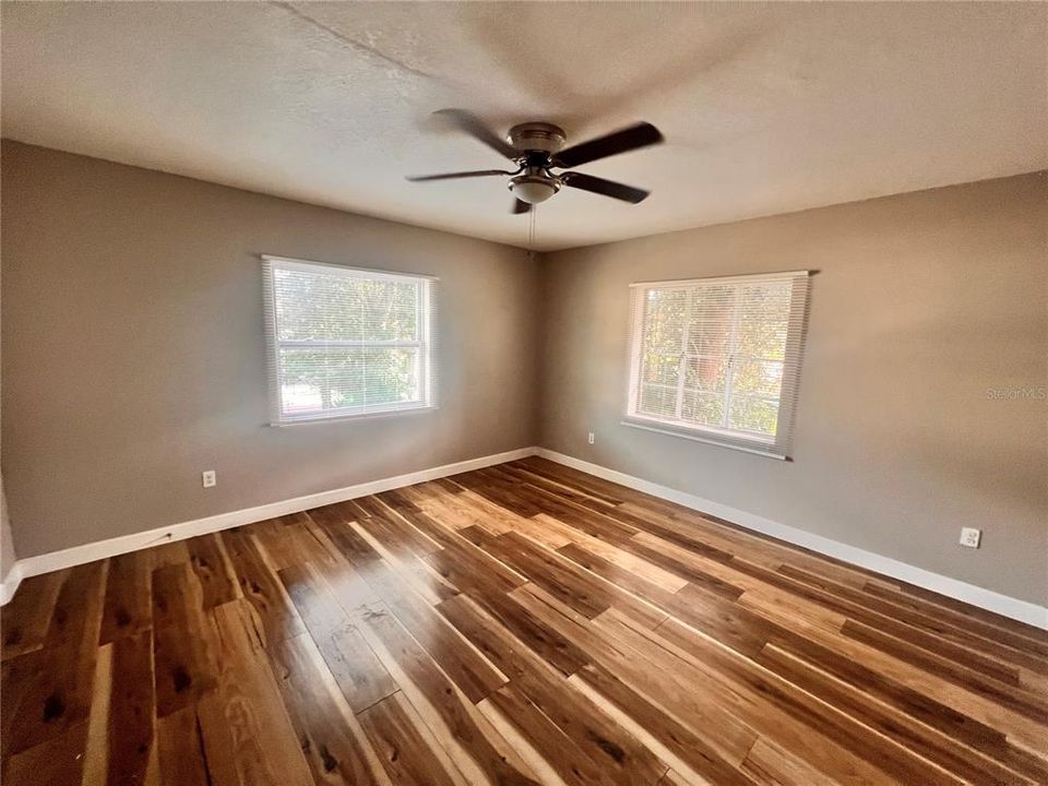 Active With Contract: $1,650 (2 beds, 1 baths, 1000 Square Feet)