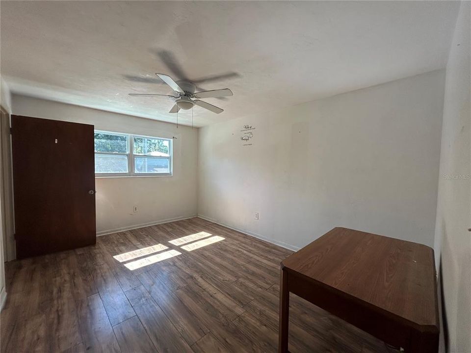 出租: $1,100 (2 贝兹, 1 浴室, 1860 平方英尺)