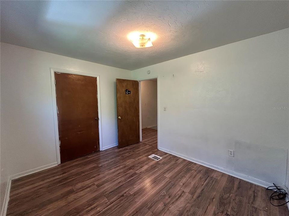 出租: $1,100 (2 贝兹, 1 浴室, 1860 平方英尺)