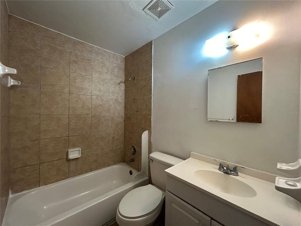 出租: $1,100 (2 贝兹, 1 浴室, 1860 平方英尺)