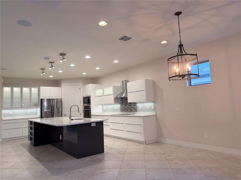 For Sale: $539,000 (3 beds, 3 baths, 2528 Square Feet)