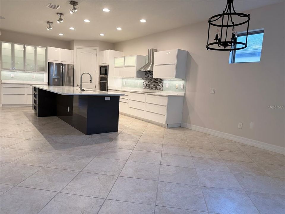 For Sale: $539,000 (3 beds, 3 baths, 2528 Square Feet)