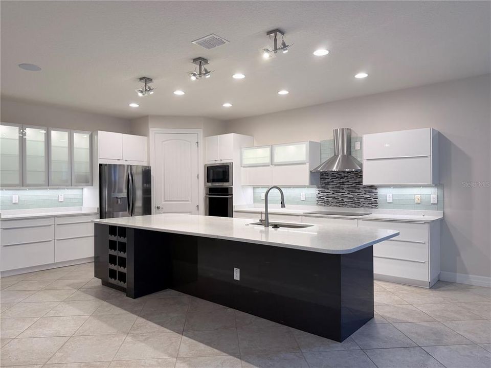 For Sale: $539,000 (3 beds, 3 baths, 2528 Square Feet)