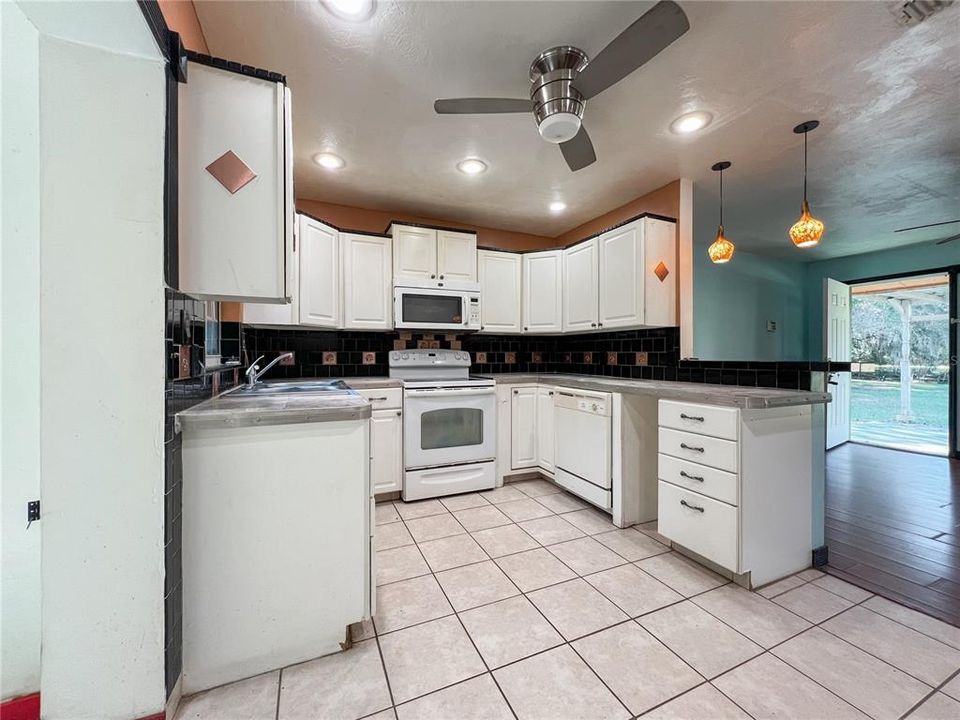 На продажу: $215,000 (3 спален, 2 ванн, 1726 Квадратных фут)