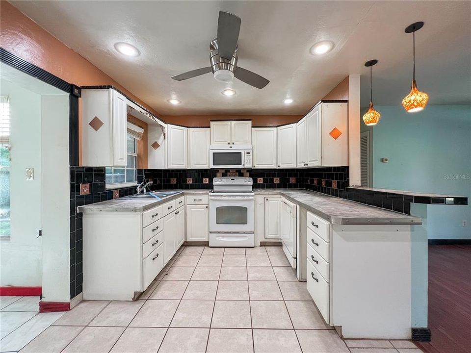 На продажу: $215,000 (3 спален, 2 ванн, 1726 Квадратных фут)