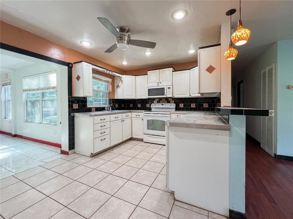 На продажу: $215,000 (3 спален, 2 ванн, 1726 Квадратных фут)