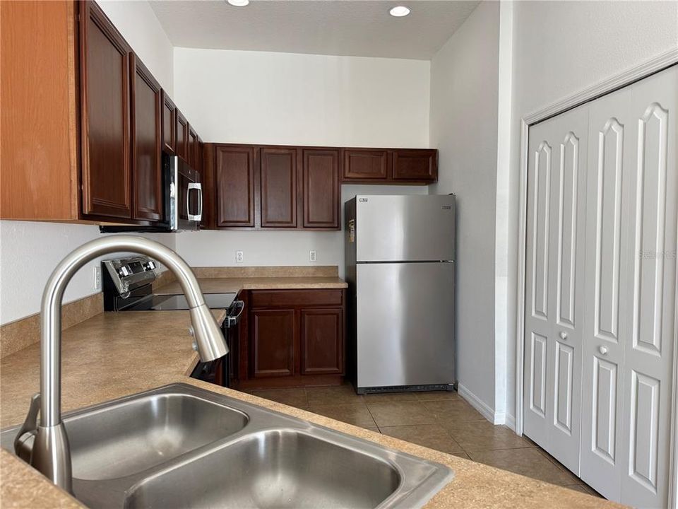 For Sale: $268,900 (2 beds, 2 baths, 1200 Square Feet)