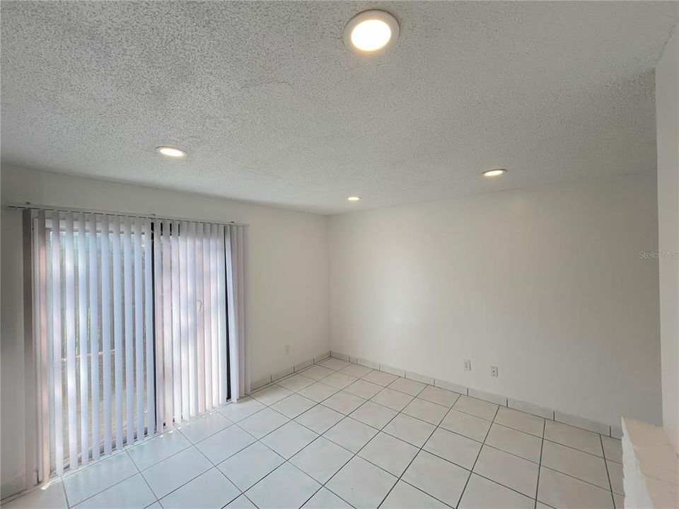 出租: $1,325 (2 贝兹, 1 浴室, 996 平方英尺)