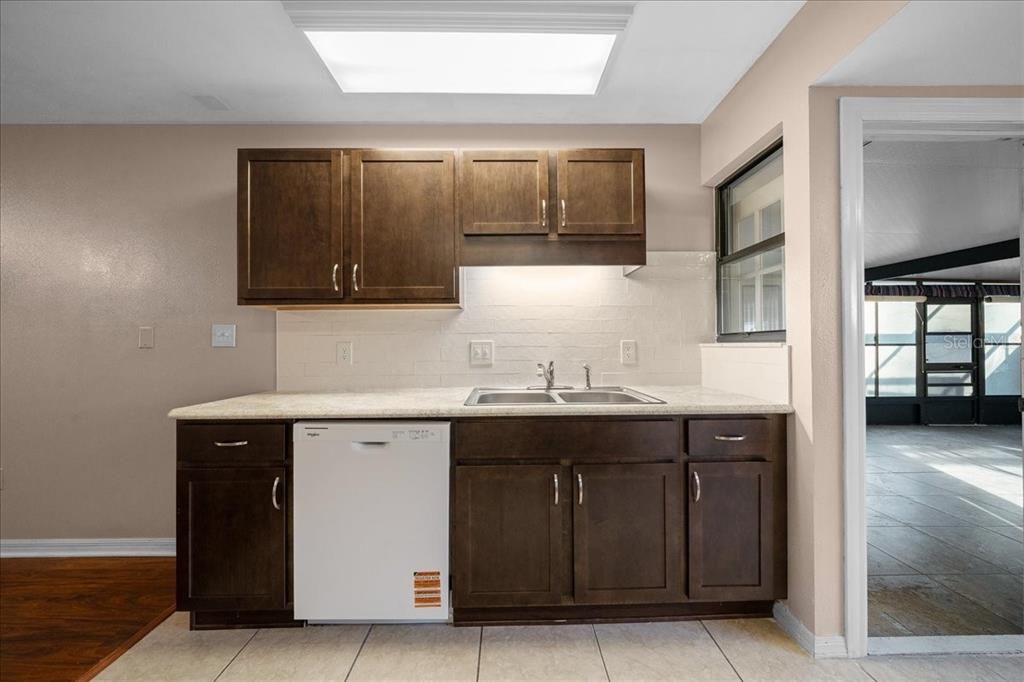 For Sale: $189,900 (2 beds, 2 baths, 1374 Square Feet)