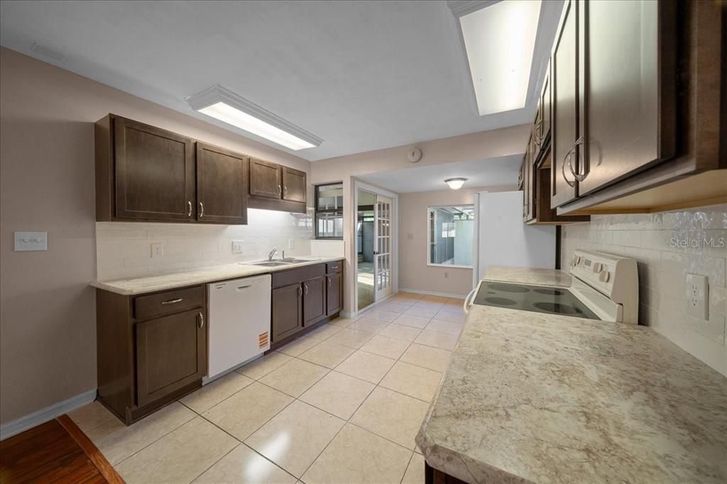 For Sale: $189,900 (2 beds, 2 baths, 1374 Square Feet)