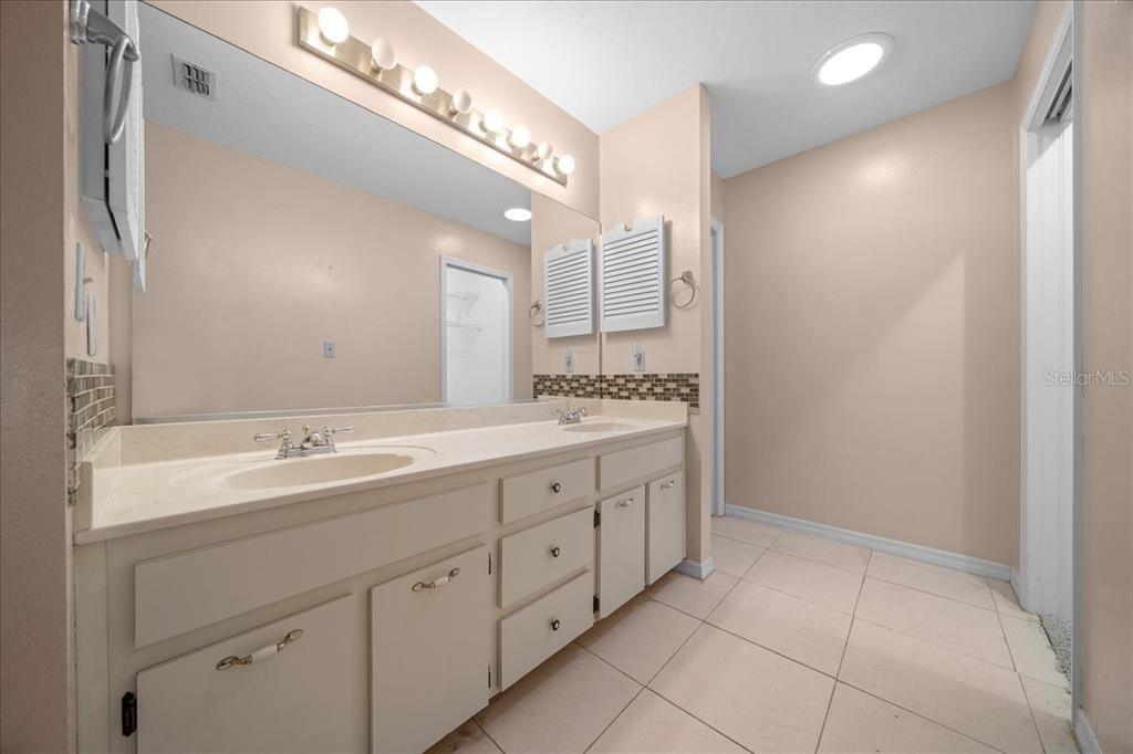 For Sale: $189,900 (2 beds, 2 baths, 1374 Square Feet)