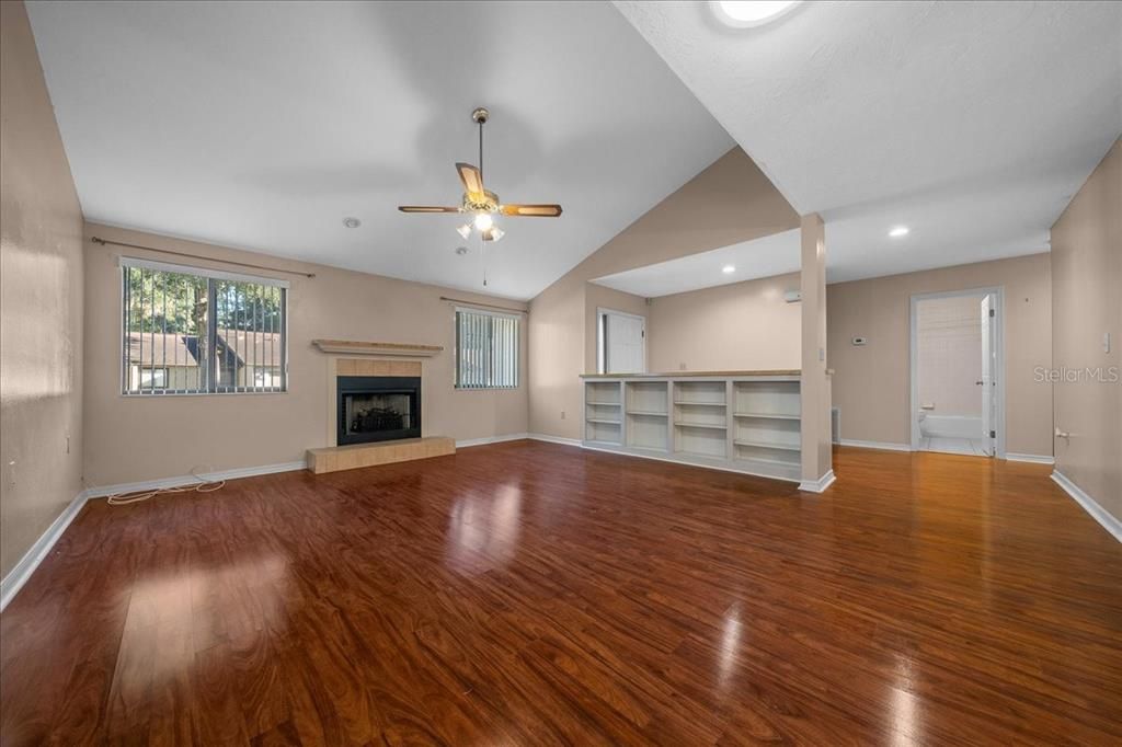 For Sale: $189,900 (2 beds, 2 baths, 1374 Square Feet)