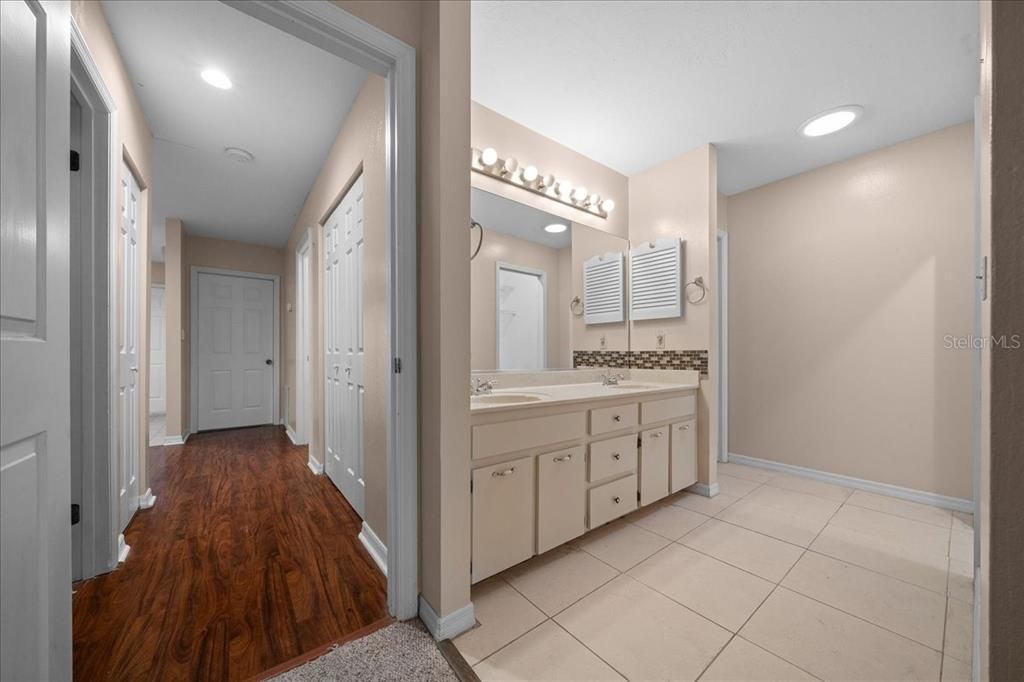 For Sale: $189,900 (2 beds, 2 baths, 1374 Square Feet)