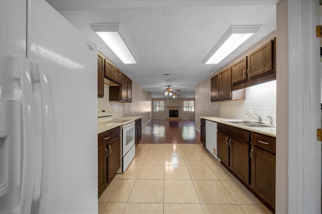 For Sale: $189,900 (2 beds, 2 baths, 1374 Square Feet)