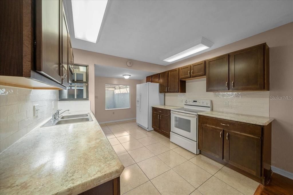 For Sale: $189,900 (2 beds, 2 baths, 1374 Square Feet)