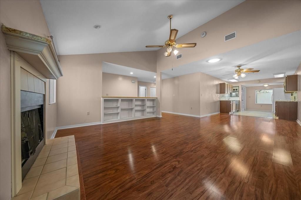 For Sale: $189,900 (2 beds, 2 baths, 1374 Square Feet)