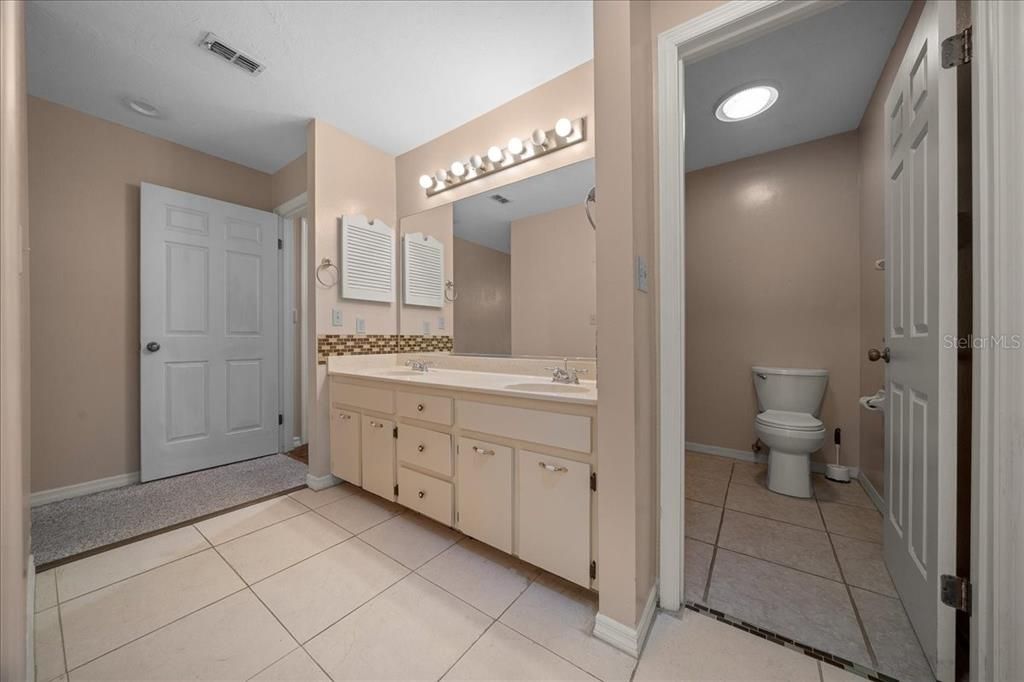 For Sale: $189,900 (2 beds, 2 baths, 1374 Square Feet)